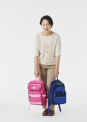 포토 JPG 스튜디오촬영 전신 여자 노년 할머니 책가방 실내 피곤 한명 서기 들기 앞모습 실버라이프 한국인 육아 60대 흰배경 힘듦 노인여자한명만 황혼육아 국내포토 1 라이프스타일 뷰포인트 백그라운드 컨셉 가방 모션 사람 동양인 성인 내부 흰색 여자한명만 노인여자만 파일형식