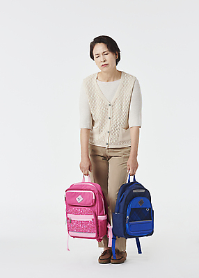 포토 JPG 스튜디오촬영 전신 여자 노년 할머니 책가방 실내 피곤 한명 서기 들기 앞모습 실버라이프 한국인 육아 찡그림 60대 흰배경 힘듦 노인여자한명만 황혼육아 국내포토 1 라이프스타일 뷰포인트 백그라운드 컨셉 가방 모션 표정 사람 동양인 성인 내부 흰색 여자한명만 노인여자만 파일형식