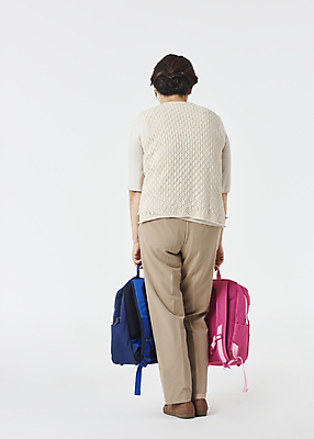 포토 JPG 스튜디오촬영 전신 여자 노년 할머니 책가방 실내 피곤 숙이기 한명 서기 들기 뒷모습 실버라이프 한국인 육아 60대 흰배경 힘듦 노인여자한명만 황혼육아 국내포토 1 라이프스타일 뷰포인트 포즈 백그라운드 컨셉 가방 모션 사람 동양인 성인 내부 흰색 여자한명만 노인여자만 파일형식