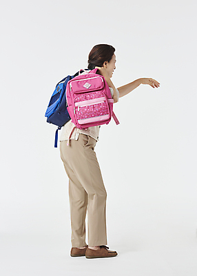 포토 JPG 스튜디오촬영 전신 여자 노년 할머니 책가방 실내 피곤 한명 서기 들기 옆모습 실버라이프 손들기 한국인 육아 60대 흰배경 부름 매기 힘듦 노인여자한명만 황혼육아 국내포토 1 라이프스타일 뷰포인트 백그라운드 컨셉 가방 모션 사람 동양인 성인 내부 흰색 여자한명만 노인여자만 파일형식