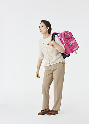 포토 JPG 스튜디오촬영 전신 여자 노년 할머니 책가방 실내 피곤 한명 서기 옆모습 실버라이프 한국인 육아 60대 흰배경 매기 힘듦 노인여자한명만 황혼육아 국내포토 1 라이프스타일 뷰포인트 백그라운드 컨셉 가방 모션 사람 동양인 성인 내부 흰색 여자한명만 노인여자만 파일형식