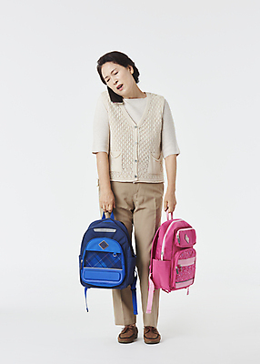 포토 JPG 스튜디오촬영 전신 여자 노년 할머니 책가방 실내 피곤 한명 서기 들기 앞모습 실버라이프 스마트폰 한국인 육아 찡그림 60대 흰배경 통화 힘듦 노인여자한명만 황혼육아 국내포토 1 라이프스타일 뷰포인트 백그라운드 컨셉 가방 모션 표정 사람 동양인 성인 내부 핸드폰 스마트기기 흰색 여자한명만 노인여자만 파일형식