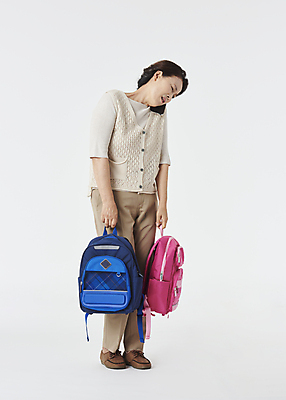 포토 JPG 스튜디오촬영 전신 여자 노년 할머니 책가방 실내 피곤 한명 서기 들기 옆모습 실버라이프 스마트폰 한국인 육아 찡그림 60대 흰배경 통화 힘듦 노인여자한명만 황혼육아 국내포토 1 라이프스타일 뷰포인트 백그라운드 컨셉 가방 모션 표정 사람 동양인 성인 내부 핸드폰 스마트기기 흰색 여자한명만 노인여자만 파일형식