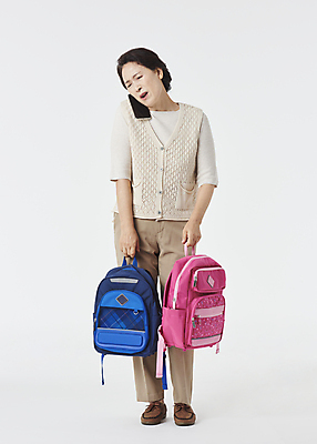 포토 JPG 스튜디오촬영 전신 여자 노년 할머니 책가방 실내 피곤 말하기 한명 서기 들기 앞모습 실버라이프 스마트폰 한국인 육아 찡그림 60대 흰배경 통화 힘듦 노인여자한명만 황혼육아 국내포토 1 라이프스타일 뷰포인트 백그라운드 컨셉 가방 모션 표정 사람 동양인 성인 내부 핸드폰 스마트기기 흰색 여자한명만 노인여자만 파일형식