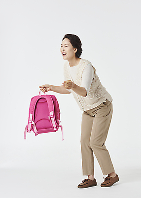 포토 JPG 스튜디오촬영 전신 여자 노년 할머니 팔벌리기 책가방 실내 한명 서기 미소 웃음 들기 옆모습 실버라이프 기쁨 한국인 육아 60대 흰배경 반가움 노인여자한명만 황혼육아 국내포토 1 라이프스타일 감정 뷰포인트 백그라운드 가방 모션 표정 사람 동양인 성인 내부 흰색 여자한명만 노인여자만 파일형식
