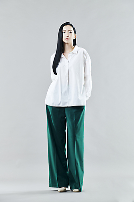 포토 JPG 스튜디오촬영 전신 여자 와이셔츠 회색배경 실내 무표정 한명 서기 20대 성인 앞모습 한국인 뒷짐 의료성형뷰티 성인여자한명만 와이드팬츠 국내포토 1 감정 뷰포인트 백그라운드 셔츠 바지 모션 표정 사람 동양인 청년 내부 회색 여자한명만 성인여자만 파일형식