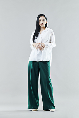 포토 JPG 스튜디오촬영 전신 여자 와이셔츠 회색배경 실내 무표정 한명 서기 20대 성인 앞모습 한국인 손모으기 의료성형뷰티 성인여자한명만 와이드팬츠 국내포토 1 감정 뷰포인트 백그라운드 셔츠 바지 모션 표정 사람 동양인 손짓 청년 내부 회색 여자한명만 성인여자만 파일형식