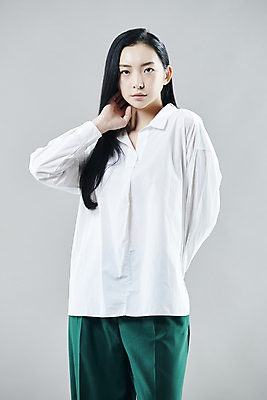 포토 JPG 스튜디오촬영 여자 와이셔츠 회색배경 실내 무표정 한명 손짓 상반신 20대 성인 앞모습 손들기 한국인 뒷짐 의료성형뷰티 성인여자한명만 와이드팬츠 국내포토 1 감정 뷰포인트 백그라운드 셔츠 바지 모션 표정 사람 동양인 청년 내부 회색 여자한명만 성인여자만 파일형식