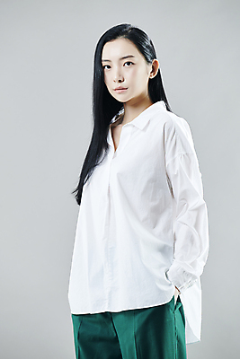 포토 JPG 스튜디오촬영 여자 와이셔츠 회색배경 실내 무표정 한명 상반신 20대 성인 앞모습 옆모습 한국인 주머니손 의료성형뷰티 성인여자한명만 와이드팬츠 국내포토 1 감정 뷰포인트 백그라운드 셔츠 바지 모션 표정 사람 동양인 청년 내부 회색 여자한명만 성인여자만 파일형식