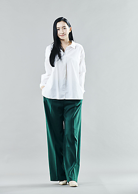 포토 JPG 스튜디오촬영 전신 여자 와이셔츠 회색배경 실내 한명 서기 미소 20대 성인 앞모습 한국인 주머니손 의료성형뷰티 성인여자한명만 와이드팬츠 국내포토 1 뷰포인트 백그라운드 셔츠 바지 모션 표정 사람 동양인 청년 내부 회색 여자한명만 성인여자만 파일형식