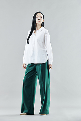 포토 JPG 스튜디오촬영 전신 응시 여자 와이셔츠 회색배경 실내 무표정 한명 서기 20대 성인 앞모습 한국인 의료성형뷰티 성인여자한명만 와이드팬츠 국내포토 1 시선 감정 뷰포인트 백그라운드 셔츠 바지 모션 표정 사람 동양인 청년 내부 회색 여자한명만 성인여자만 파일형식