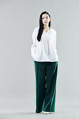 포토 JPG 스튜디오촬영 전신 여자 와이셔츠 회색배경 실내 무표정 한명 서기 20대 성인 앞모습 한국인 주머니손 의료성형뷰티 성인여자한명만 와이드팬츠 국내포토 1 감정 뷰포인트 백그라운드 셔츠 바지 모션 표정 사람 동양인 청년 내부 회색 여자한명만 성인여자만 파일형식