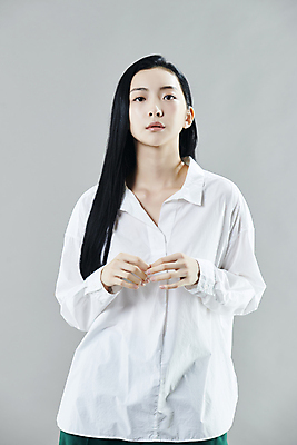포토 JPG 스튜디오촬영 응시 여자 와이셔츠 회색배경 실내 무표정 한명 상반신 20대 성인 앞모습 한국인 손모으기 의료성형뷰티 성인여자한명만 국내포토 1 시선 감정 뷰포인트 백그라운드 셔츠 표정 사람 동양인 손짓 청년 내부 회색 여자한명만 성인여자만 파일형식