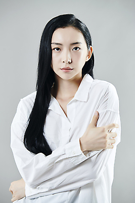 포토 JPG 스튜디오촬영 응시 여자 와이셔츠 회색배경 실내 무표정 한명 상반신 20대 성인 앞모습 한국인 감싸기 의료성형뷰티 성인여자한명만 국내포토 1 시선 감정 뷰포인트 백그라운드 셔츠 모션 표정 사람 동양인 청년 내부 회색 여자한명만 성인여자만 파일형식