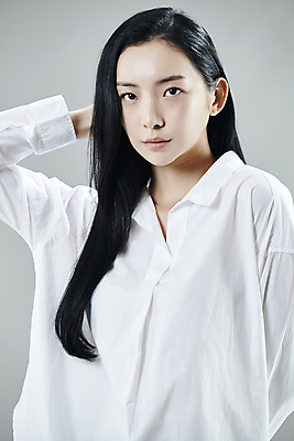 포토 JPG 스튜디오촬영 응시 여자 와이셔츠 회색배경 실내 무표정 한명 손짓 상반신 20대 성인 앞모습 손들기 한국인 의료성형뷰티 성인여자한명만 국내포토 1 시선 감정 뷰포인트 백그라운드 셔츠 모션 표정 사람 동양인 청년 내부 회색 여자한명만 성인여자만 파일형식