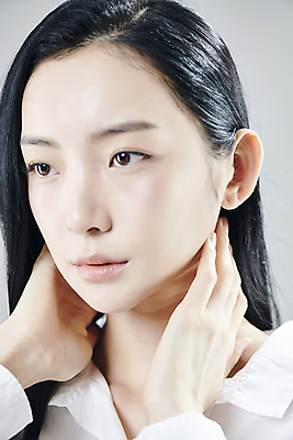 포토 JPG 스튜디오촬영 응시 여자 회색배경 실내 무표정 한명 근접촬영 상반신 20대 성인 옆모습 한국인 감싸기 의료성형뷰티 성인여자한명만 국내포토 1 시선 감정 뷰포인트 백그라운드 모션 표정 사람 동양인 청년 내부 회색 여자한명만 성인여자만 파일형식