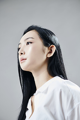 포토 JPG 스튜디오촬영 응시 여자 로우앵글 와이셔츠 회색배경 실내 무표정 한명 근접촬영 상반신 20대 성인 옆모습 한국인 의료성형뷰티 성인여자한명만 국내포토 1 시선 감정 뷰포인트 백그라운드 셔츠 표정 사람 동양인 청년 내부 회색 여자한명만 성인여자만 파일형식