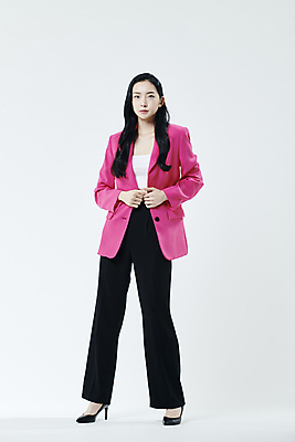 포토 JPG 스튜디오촬영 전신 여자 회색배경 실내 무표정 한명 서기 20대 성인 앞모습 재킷 한국인 손모으기 의료성형뷰티 성인여자한명만 국내포토 1 감정 뷰포인트 백그라운드 모션 표정 사람 동양인 손짓 청년 내부 외투 회색 여자한명만 성인여자만 파일형식