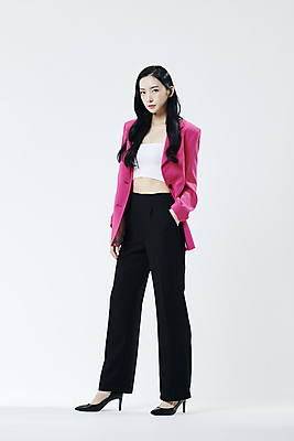 포토 JPG 스튜디오촬영 전신 응시 여자 회색배경 실내 무표정 한명 서기 20대 성인 앞모습 옆모습 재킷 한국인 주머니손 의료성형뷰티 성인여자한명만 국내포토 1 시선 감정 뷰포인트 백그라운드 모션 표정 사람 동양인 청년 내부 외투 회색 여자한명만 성인여자만 파일형식