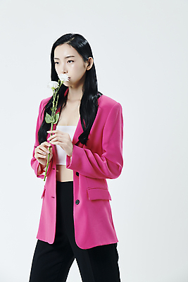 포토 JPG 스튜디오촬영 여자 꽃 회색배경 실내 무표정 한명 들기 상반신 20대 성인 옆모습 재킷 한국인 향기 의료성형뷰티 성인여자한명만 국내포토 식물 1 감정 뷰포인트 백그라운드 모션 표정 사람 동양인 청년 내부 외투 회색 냄새 여자한명만 성인여자만 파일형식