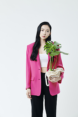 포토 JPG 스튜디오촬영 응시 여자 화분 회색배경 실내 무표정 한명 들기 상반신 20대 성인 앞모습 재킷 한국인 몬스테라 의료성형뷰티 성인여자한명만 국내포토 식물 1 시선 감정 뷰포인트 백그라운드 모션 표정 사람 동양인 청년 내부 외투 회색 여자한명만 성인여자만 파일형식