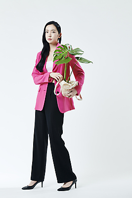 포토 JPG 스튜디오촬영 전신 여자 화분 회색배경 실내 무표정 한명 서기 들기 20대 성인 앞모습 재킷 한국인 몬스테라 의료성형뷰티 성인여자한명만 국내포토 식물 1 감정 뷰포인트 백그라운드 모션 표정 사람 동양인 청년 내부 외투 회색 여자한명만 성인여자만 파일형식