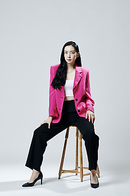 포토 JPG 스튜디오촬영 전신 여자 의자 회색배경 실내 무표정 한명 앉기 20대 성인 앞모습 재킷 한국인 다리벌리기 걸터앉기 의료성형뷰티 성인여자한명만 국내포토 1 감정 뷰포인트 가구 백그라운드 모션 표정 사람 동양인 청년 내부 외투 회색 여자한명만 성인여자만 파일형식