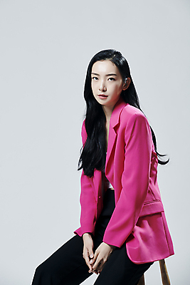 포토 JPG 스튜디오촬영 응시 여자 의자 회색배경 실내 무표정 한명 앉기 상반신 20대 성인 옆모습 재킷 한국인 손모으기 의료성형뷰티 성인여자한명만 국내포토 1 시선 감정 뷰포인트 가구 백그라운드 모션 표정 사람 동양인 손짓 청년 내부 외투 회색 여자한명만 성인여자만 파일형식