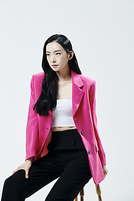 포토 JPG 스튜디오촬영 응시 여자 의자 회색배경 실내 무표정 한명 앉기 상반신 20대 성인 앞모습 재킷 한국인 의료성형뷰티 손짚기 성인여자한명만 국내포토 1 시선 감정 뷰포인트 가구 백그라운드 모션 표정 사람 동양인 손짓 청년 내부 외투 회색 여자한명만 성인여자만 파일형식