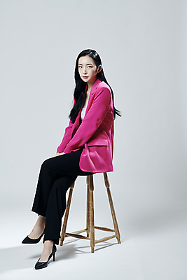 포토 JPG 스튜디오촬영 전신 응시 여자 의자 회색배경 실내 무표정 한명 앉기 20대 성인 옆모습 재킷 한국인 다리꼬기 걸터앉기 의료성형뷰티 성인여자한명만 국내포토 1 시선 감정 뷰포인트 가구 백그라운드 모션 표정 사람 동양인 청년 내부 외투 회색 여자한명만 성인여자만 파일형식