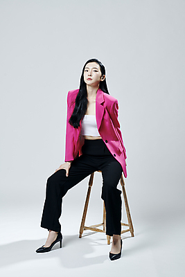 포토 JPG 스튜디오촬영 전신 여자 의자 회색배경 실내 무표정 한명 앉기 20대 성인 앞모습 재킷 한국인 다리벌리기 걸터앉기 의료성형뷰티 손짚기 성인여자한명만 국내포토 1 감정 뷰포인트 가구 백그라운드 모션 표정 사람 동양인 손짓 청년 내부 외투 회색 여자한명만 성인여자만 파일형식