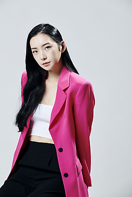 포토 JPG 스튜디오촬영 응시 여자 회색배경 실내 무표정 한명 상반신 20대 성인 앞모습 재킷 한국인 의료성형뷰티 성인여자한명만 국내포토 1 시선 감정 뷰포인트 백그라운드 표정 사람 동양인 청년 내부 외투 회색 여자한명만 성인여자만 파일형식