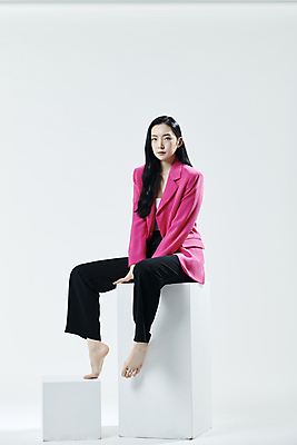 포토 JPG 스튜디오촬영 전신 응시 여자 맨발 회색배경 실내 무표정 한명 앉기 20대 성인 앞모습 상자 재킷 한국인 의료성형뷰티 성인여자한명만 국내포토 1 시선 감정 뷰포인트 백그라운드 모션 발 표정 사람 동양인 청년 내부 외투 회색 여자한명만 성인여자만 파일형식