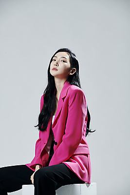 포토 JPG 스튜디오촬영 응시 여자 회색배경 실내 무표정 한명 앉기 상반신 20대 성인 옆모습 재킷 한국인 의료성형뷰티 성인여자한명만 내려보기 국내포토 1 시선 감정 뷰포인트 백그라운드 모션 표정 사람 동양인 청년 내부 외투 회색 여자한명만 성인여자만 파일형식