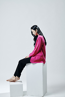 포토 JPG 스튜디오촬영 전신 여자 맨발 회색배경 실내 무표정 고개숙이기 한명 앉기 20대 성인 옆모습 상자 재킷 한국인 의료성형뷰티 성인여자한명만 국내포토 1 감정 뷰포인트 백그라운드 모션 발 표정 숙이기 사람 동양인 청년 내부 외투 회색 여자한명만 성인여자만 파일형식