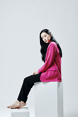 포토 JPG 스튜디오촬영 전신 응시 여자 맨발 회색배경 실내 무표정 한명 앉기 20대 성인 옆모습 상자 재킷 한국인 의료성형뷰티 성인여자한명만 국내포토 1 시선 감정 뷰포인트 백그라운드 모션 발 표정 사람 동양인 청년 내부 외투 회색 여자한명만 성인여자만 파일형식