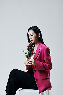 포토 JPG 스튜디오촬영 여자 꽃 회색배경 실내 무표정 한명 들기 앉기 상반신 20대 성인 옆모습 재킷 한국인 다리꼬기 의료성형뷰티 성인여자한명만 국내포토 식물 1 감정 뷰포인트 백그라운드 모션 표정 사람 동양인 청년 내부 외투 회색 여자한명만 성인여자만 파일형식