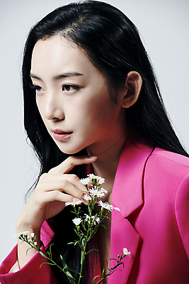 포토 JPG 스튜디오촬영 여자 꽃 회색배경 실내 무표정 한명 상반신 20대 성인 옆모습 턱괴기 재킷 한국인 의료성형뷰티 성인여자한명만 국내포토 식물 1 감정 뷰포인트 백그라운드 모션 표정 사람 동양인 청년 내부 외투 회색 여자한명만 성인여자만 파일형식