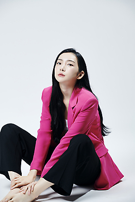 포토 JPG 스튜디오촬영 전신 응시 여자 맨발 회색배경 실내 무표정 한명 앉기 20대 성인 앞모습 옆모습 하이앵글 재킷 한국인 의료성형뷰티 성인여자한명만 국내포토 1 시선 감정 뷰포인트 백그라운드 모션 발 표정 사람 동양인 청년 내부 외투 회색 여자한명만 성인여자만 파일형식