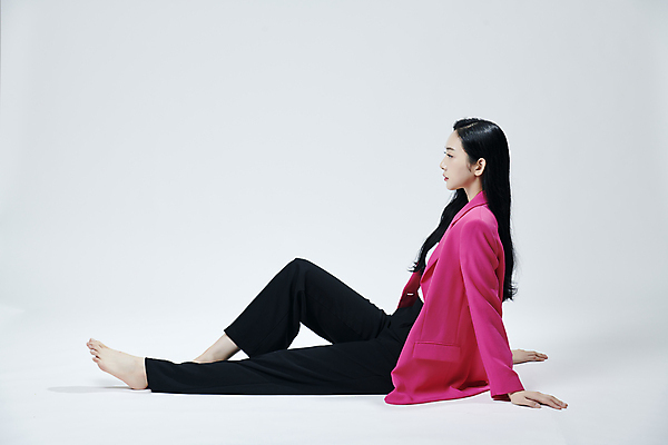 포토 JPG 스튜디오촬영 전신 여자 맨발 회색배경 실내 무표정 한명 앉기 20대 성인 옆모습 재킷 한국인 의료성형뷰티 손짚기 성인여자한명만 국내포토 1 감정 뷰포인트 백그라운드 모션 발 표정 사람 동양인 손짓 청년 내부 외투 회색 여자한명만 성인여자만 파일형식