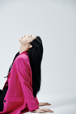 포토 JPG 스튜디오촬영 여자 회색배경 실내 한명 앉기 상반신 20대 성인 옆모습 눈감음 재킷 한국인 고개들기 의료성형뷰티 손짚기 성인여자한명만 국내포토 1 뷰포인트 백그라운드 모션 사람 동양인 손짓 청년 내부 외투 회색 여자한명만 성인여자만 파일형식