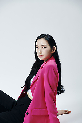 포토 JPG 스튜디오촬영 응시 여자 회색배경 실내 무표정 한명 앉기 상반신 20대 성인 옆모습 재킷 한국인 의료성형뷰티 손짚기 성인여자한명만 국내포토 1 시선 감정 뷰포인트 백그라운드 모션 표정 사람 동양인 손짓 청년 내부 외투 회색 여자한명만 성인여자만 파일형식