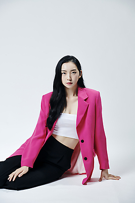 포토 JPG 스튜디오촬영 여자 회색배경 실내 무표정 한명 앉기 상반신 20대 성인 앞모습 재킷 한국인 의료성형뷰티 손짚기 성인여자한명만 국내포토 1 감정 뷰포인트 백그라운드 모션 표정 사람 동양인 손짓 청년 내부 외투 회색 여자한명만 성인여자만 파일형식