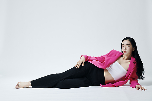 포토 JPG 스튜디오촬영 전신 응시 여자 회색배경 실내 무표정 한명 20대 성인 앞모습 눕기 재킷 한국인 의료성형뷰티 성인여자한명만 국내포토 1 시선 감정 뷰포인트 백그라운드 모션 표정 사람 동양인 청년 내부 외투 회색 여자한명만 성인여자만 파일형식