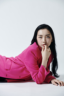 포토 JPG 스튜디오촬영 응시 여자 엎드리기 회색배경 실내 무표정 한명 손짓 상반신 20대 성인 앞모습 옆모습 재킷 한국인 의료성형뷰티 성인여자한명만 국내포토 1 시선 감정 뷰포인트 백그라운드 모션 표정 사람 동양인 청년 내부 외투 회색 여자한명만 성인여자만 파일형식