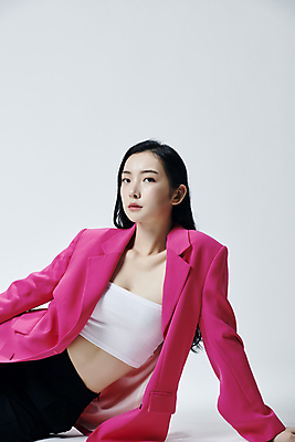 포토 JPG 스튜디오촬영 응시 여자 회색배경 실내 무표정 한명 앉기 상반신 20대 성인 앞모습 기댐 재킷 한국인 의료성형뷰티 성인여자한명만 국내포토 1 시선 감정 뷰포인트 백그라운드 모션 표정 사람 동양인 청년 내부 외투 회색 여자한명만 성인여자만 파일형식