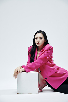 포토 JPG 스튜디오촬영 응시 여자 회색배경 실내 무표정 한명 앉기 상반신 20대 성인 앞모습 상자 기댐 재킷 한국인 의료성형뷰티 성인여자한명만 국내포토 1 시선 감정 뷰포인트 백그라운드 모션 표정 사람 동양인 청년 내부 외투 회색 여자한명만 성인여자만 파일형식