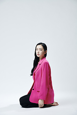 포토 JPG 스튜디오촬영 전신 응시 여자 맨발 회색배경 실내 무표정 한명 앉기 20대 성인 옆모습 재킷 한국인 무릎꿇기 의료성형뷰티 성인여자한명만 국내포토 1 시선 감정 뷰포인트 백그라운드 모션 발 표정 사람 동양인 청년 내부 외투 회색 여자한명만 성인여자만 파일형식