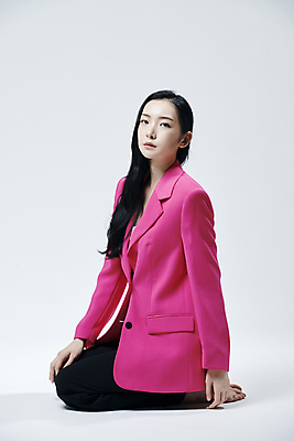 포토 JPG 스튜디오촬영 전신 응시 여자 맨발 회색배경 실내 무표정 한명 앉기 20대 성인 옆모습 재킷 한국인 무릎꿇기 의료성형뷰티 성인여자한명만 국내포토 1 시선 감정 뷰포인트 백그라운드 모션 발 표정 사람 동양인 청년 내부 외투 회색 여자한명만 성인여자만 파일형식