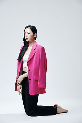 포토 JPG 스튜디오촬영 전신 응시 여자 맨발 회색배경 실내 무표정 한명 손짓 20대 성인 옆모습 재킷 한국인 무릎꿇기 의료성형뷰티 성인여자한명만 국내포토 1 시선 감정 뷰포인트 백그라운드 모션 발 표정 사람 동양인 청년 내부 외투 회색 여자한명만 성인여자만 파일형식